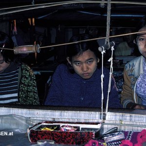 Teppichknüpferinnen in Burma