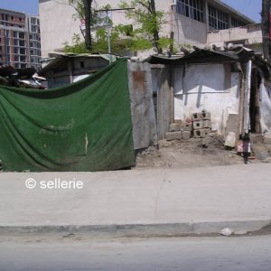 Slums am Straßenrand in Tirana