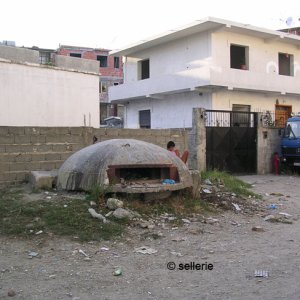 Bunker mitten im Wohngebiet in Durres