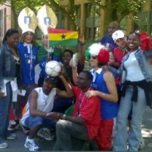Fußballbegeisterte Fans aus Italien und Ghana