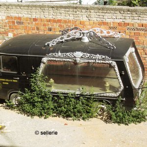 Leichenwagen in einem Hinterhof in Tirana