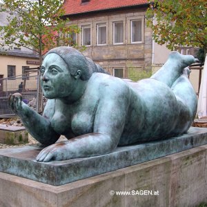 Frau auf Stadtplatz