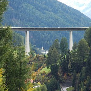 Autobahnbrücke, Blick ins Obernbergtal