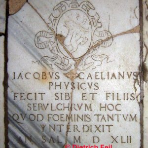 Grabstein im Dom von Caserta Vecchia (Kampanien)