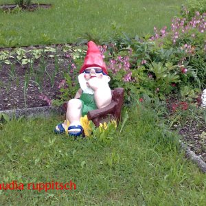 gartenzwerge - in relaxposition und rehkitz tragend
