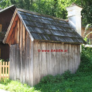 Kleines Holzhäuschen mit gemauertem Kamin (Steiermark)