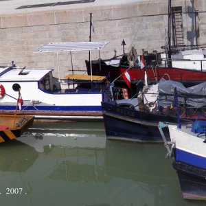 Wien . Donaukanal . Schiffe in der Kaiserbadschleuse .