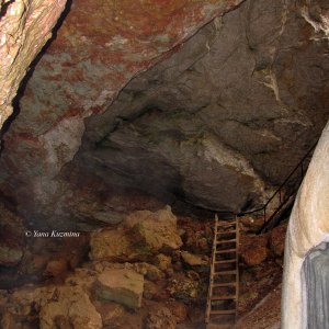 Am Eingang in die Karsthöhle Golubinskij Prowal