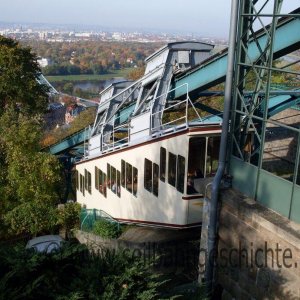Wagen bei der Einfahrt in die Bergstation