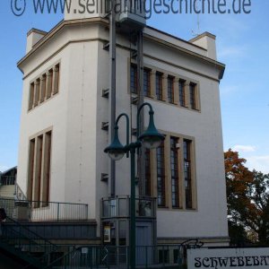 Bergstation mit gläsernem Aufzug