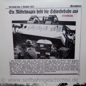 Ein Möbelwagen hebt den Seilbahnwagen aus ...