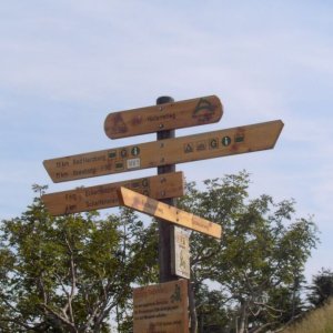 Wegweiser auf dem Berggipfel