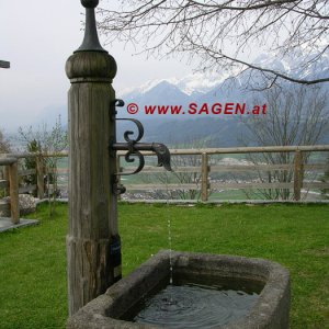 Brunnen bei der alten Pfarrkirche St. Petrus in Weerberg, Tirol