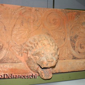 Wasserspeier in Form eines Löwenkopfes und Teil der Sima