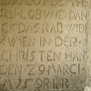 Inschrift auf dem Raaberkreuz in Niederrussbach
