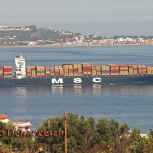 Containerfrachter in der Meerenge von Messina (Italien)
