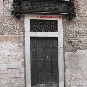 Ehemaliges Firmenschild mit Grotesken, Trient (Trento)