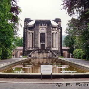 historisches Krematorium - Gesamtansicht mit Seerosenteich