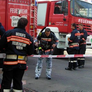 Feuerwehrmann mit Schaumhose