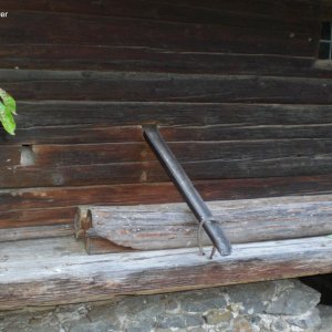 Kein Lüftungsloch sondern ein Wasserloch (Seichrinne)