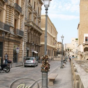 Spintschlösser an einer Straßenlaterne in Lecce