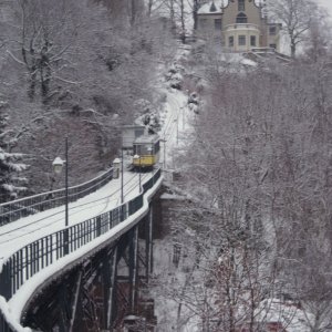 Das klassische Bahnmotiv - Wagen, Gerüstviadukt und Villen