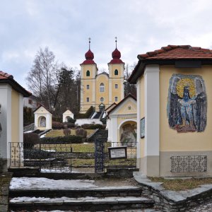 Kreuzberglkirche mit Kreuzweg