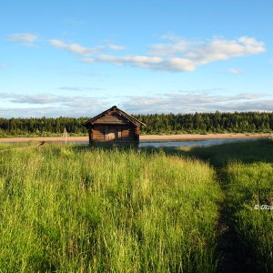 alter Holzspeicher am Flussufer