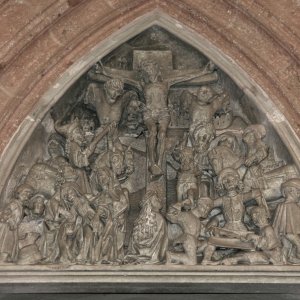 Gotisches Tympanon im Kreuzgang von Neuberg