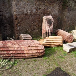 Unterschiedliche Säulenfragmente am Palatin in Rom