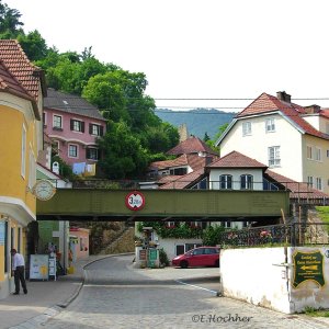 Spitz, Ortsbild mit Eisenbahnbrücke