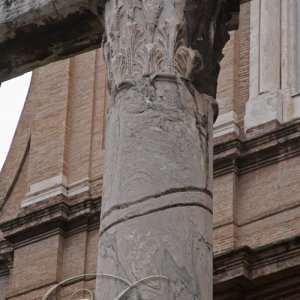 Säule mit Einkerbungen am Tempel des Antoninus Pius und der Faustina in Rom