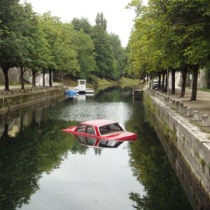 Kein Verkehrsunfall - Kunstwerk am Lendkanal in Klagenfurt