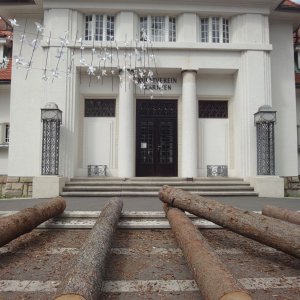 Holzstämme als Kunstwerk vor dem Künstlerhaus in Klagenfurt