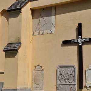 Sonnenuhr an der Kirche von Tarvis (Italien)