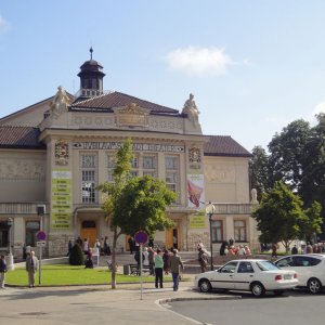 Stadttheater Klagenfurt - Zustrom zur Matinee für Koukourgi