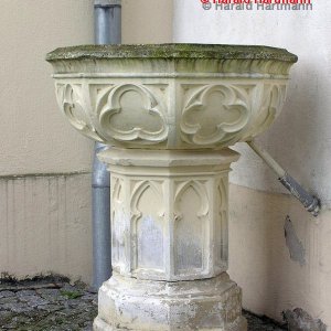 Steinbrunnen