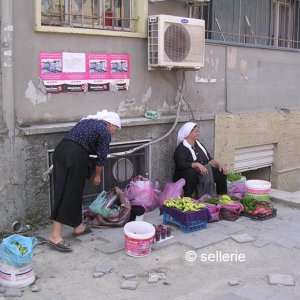 Bäuerinnen verkaufen ihre Produkte