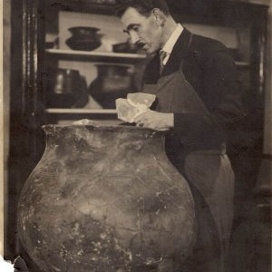 Prof. Josef Höbarth bei der Museumsarbeit.