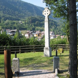Die Stele mit dem Kreuz
