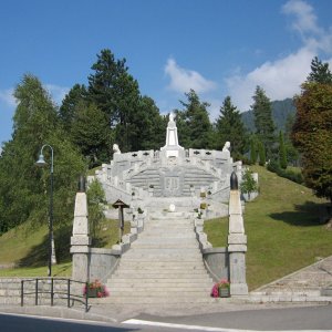 Das Monument und der Soldatenfriedhof in Bondo, Trentino