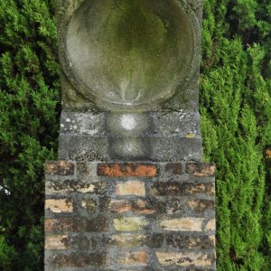 Sonnenuhr im ehemaligen Flusshafen von Aquileia