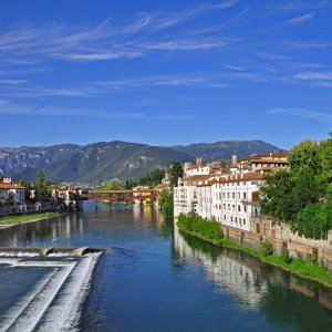 Bassano del Grappa im Oktober 2010 - Im Hintergrund der Monte Grappa