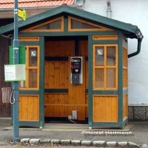 Wartehaus mit Telefonanschluss