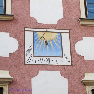 Sonnenuhr im Schlosshof