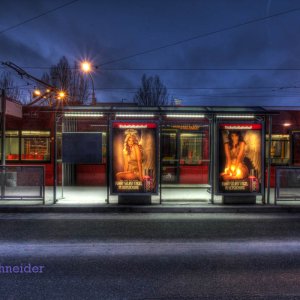 Blaue Stunde an der Haltestelle Wilten