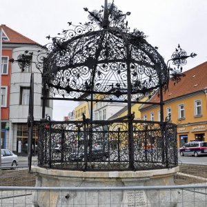 Schmiedeeiserner Brunnen auf dem Hauptplatz von Bruck/Mur