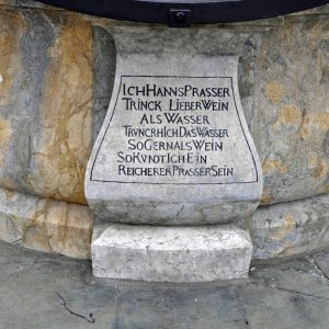 Schmiedeeiserner Brunnen auf dem Hauptplatz von Bruck/Mur