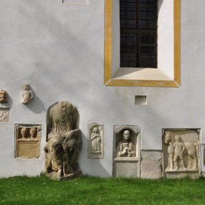 St.Donat (Bez. St.Veit an der Glan): Römersteine an der Südwand der Kirche