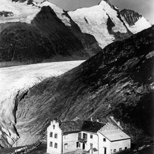 Glocknerhaus mit Großglockner 1932